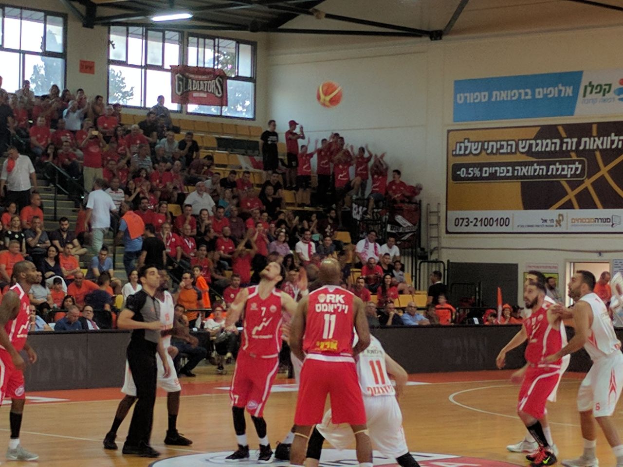 מי לוקח את הכדור, מי לוקח את המשחק? בן אייזנהרט וג'ייסון וויליאמס מחכים (צילום: באדיבות אלירן כהן)